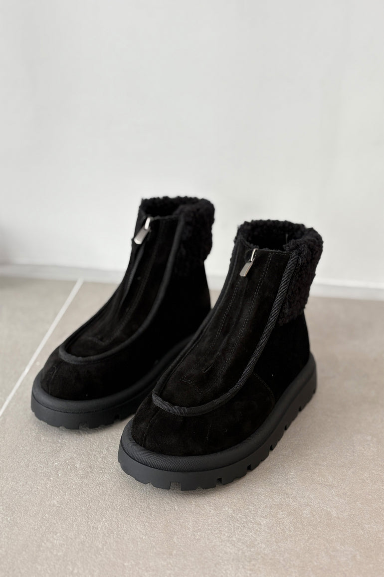 Genuine Leather Suede Women's Boots With Front Zipper Detail And Fur