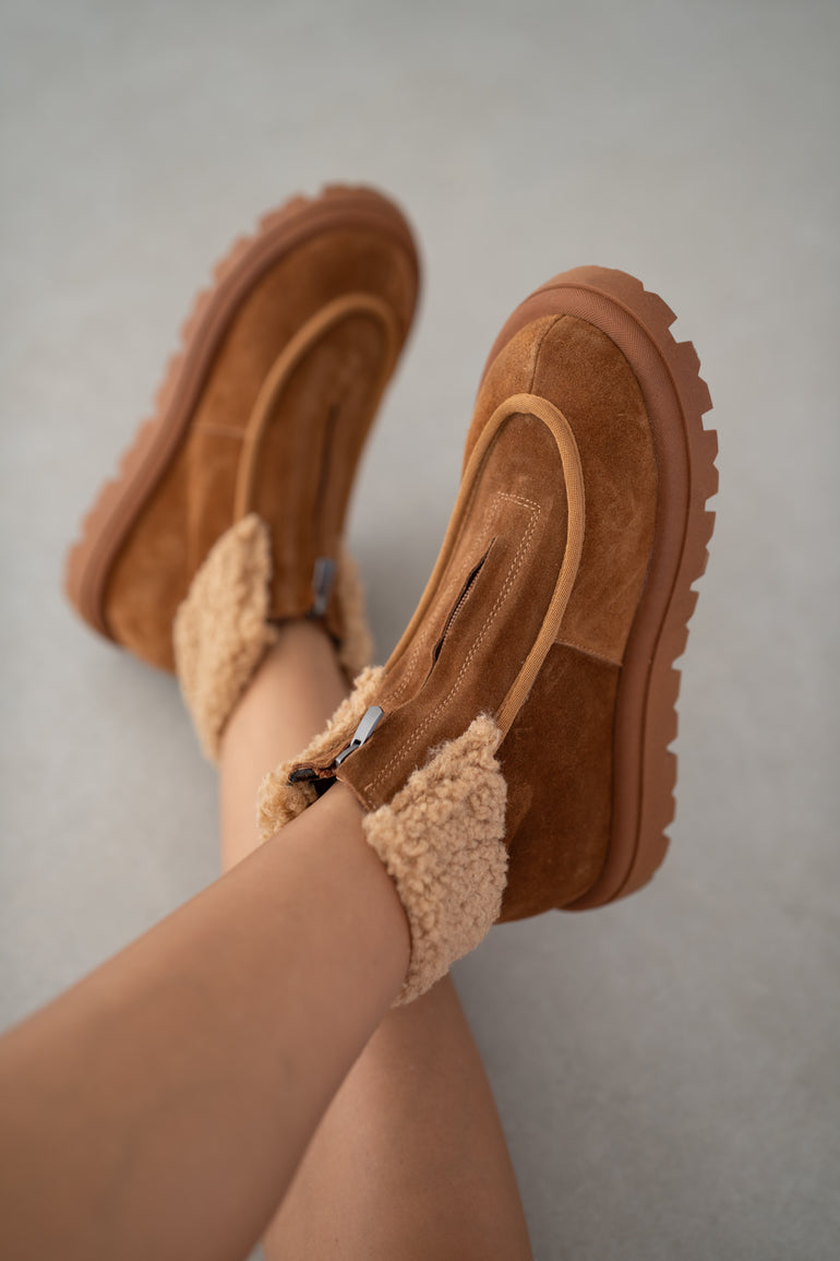 Genuine Leather Suede Women's Boots With Front Zipper Detail And Fur
